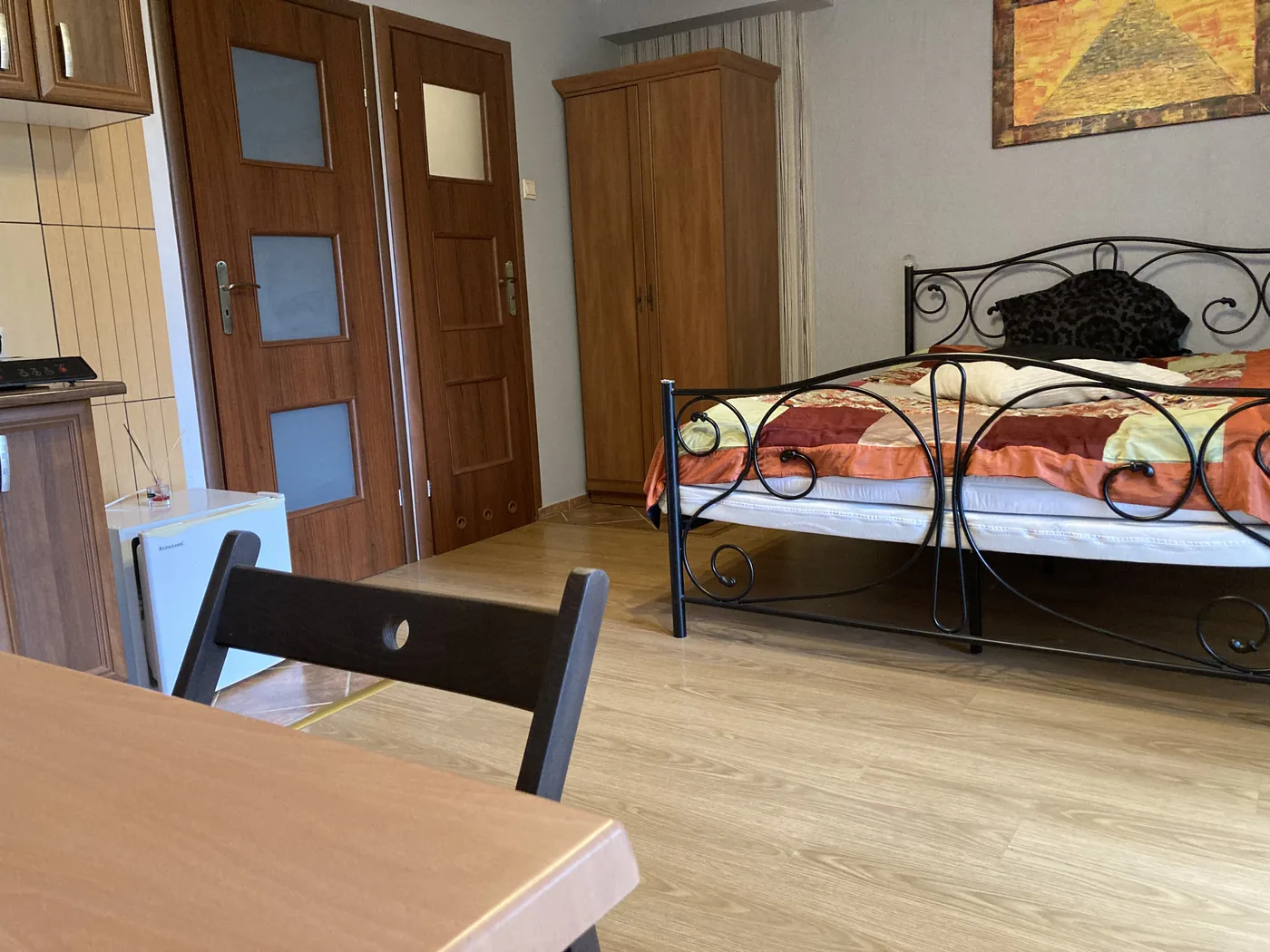 Apartament B – sypialnia z łóżkiem małżeńskim