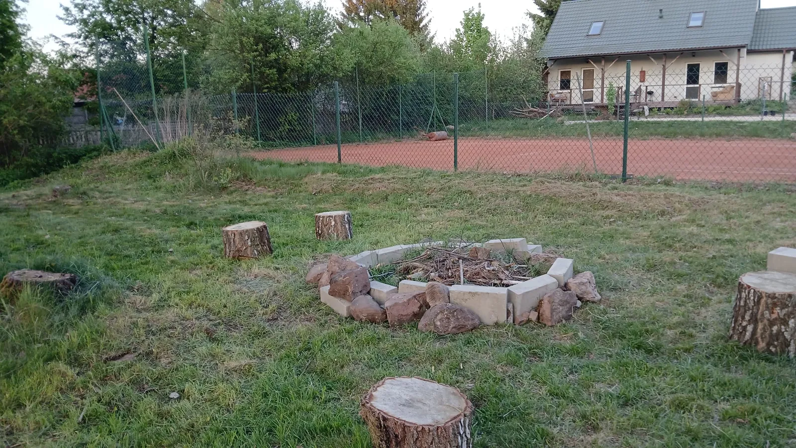 Miejsce na ognisko z pniami przy korcie – Słoneczny Set